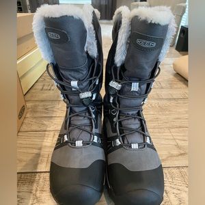 Keen waterproof, winter boots, size 5 youth